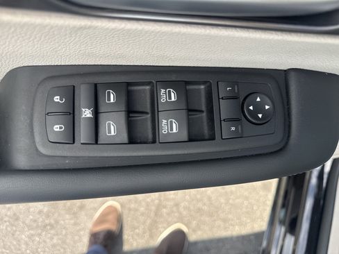 Used 2024 Chrysler Pacifica Touring-L image 17