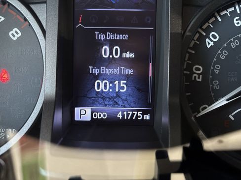Used 2019 Toyota Tacoma TRD Off-Road w/ Technology Package AWD/4WD image 15