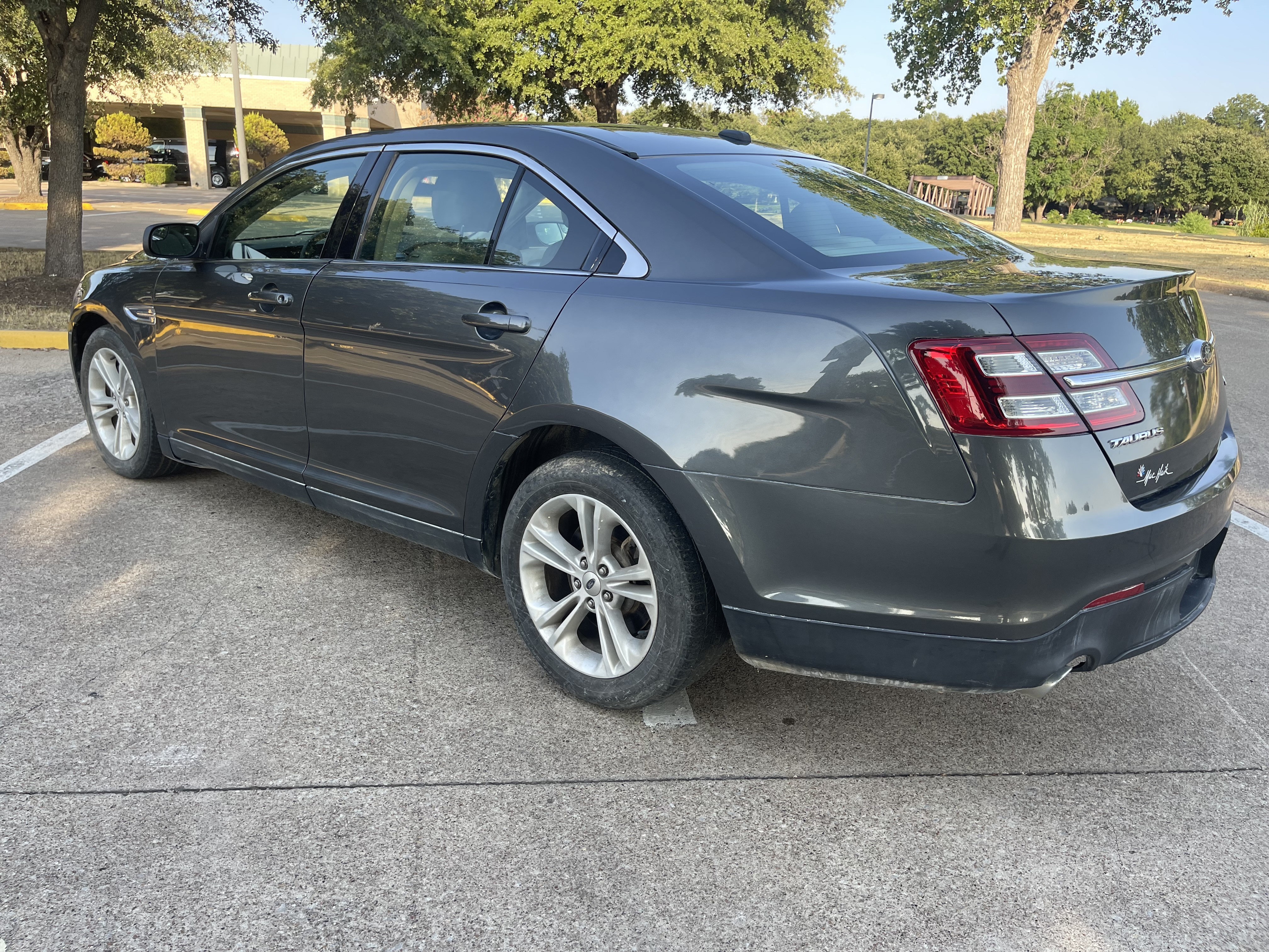 Used 2015 Ford Taurus SE FWD image 7
