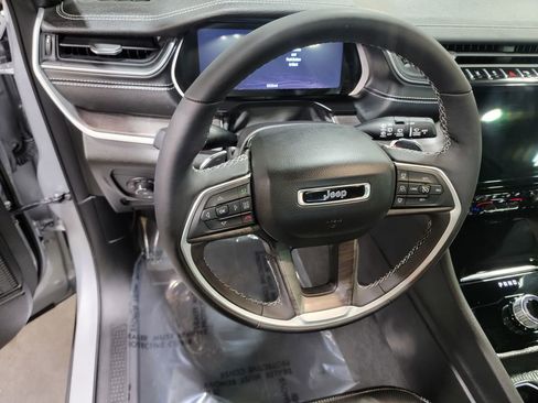 Used 2025 Jeep Grand Cherokee Limited w/ Luxury Tech Group II RWD image 17
