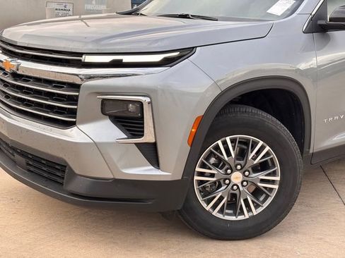 Used 2025 Chevrolet Traverse LT image 3