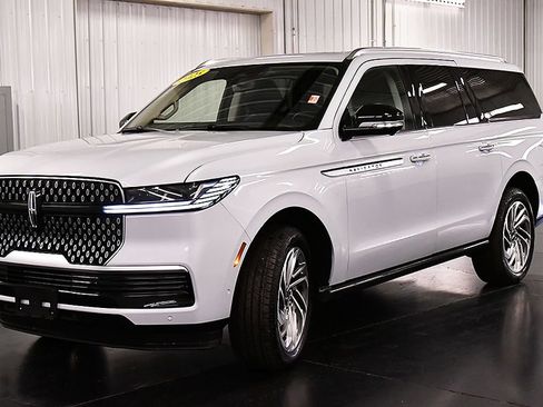 Used 2025 Lincoln Navigator L Reserve AWD/4WD image 3