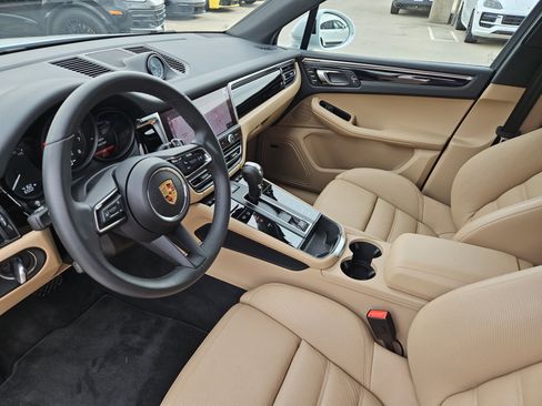 Used 2025 Porsche Macan image 4