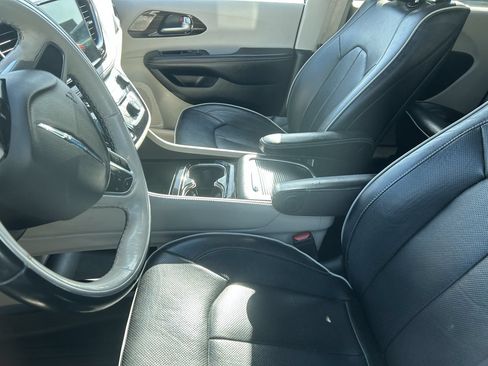 Used 2021 Chrysler Pacifica Limited w/ Uconnect Theater Family Group FWD image 10