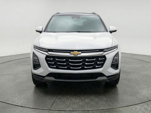 Used 2025 Chevrolet Equinox LT image 2