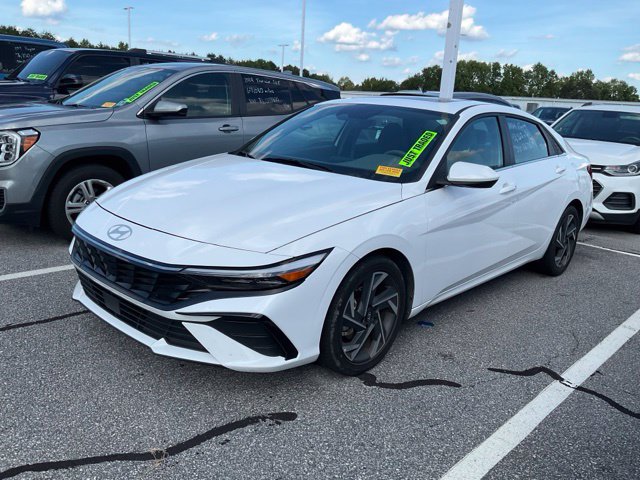 Used 2025 Hyundai Elantra SEL FWD image 3