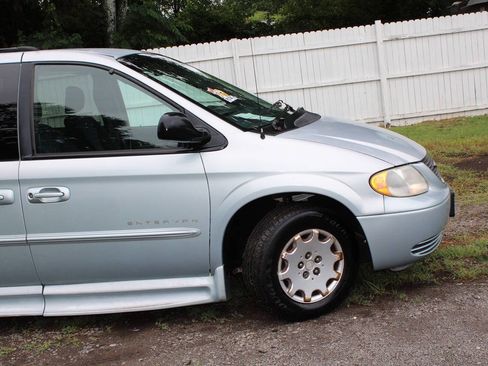 Used 2001 Chrysler Town & Country LX FWD image 4