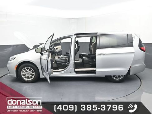 Used 2024 Chrysler Pacifica Touring-L FWD image 23