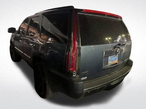 Used 2010 Cadillac Escalade Premium image 4