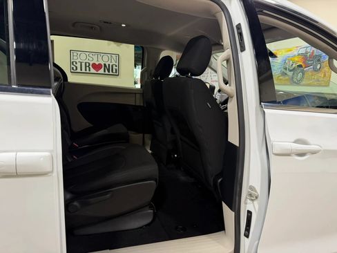 Used 2020 Chrysler Voyager LX FWD image 33