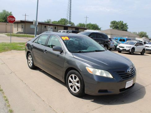 Used 2009 Toyota Camry LE FWD image 2
