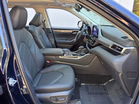 Used 2025 Toyota Highlander Platinum AWD/4WD image 16