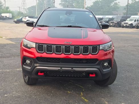 Used 2025 Jeep Compass Trailhawk AWD/4WD image 2