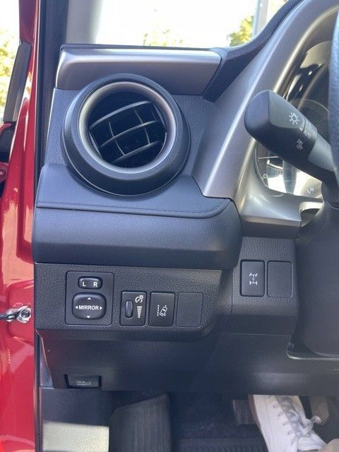 Used 2017 Toyota RAV4 LE AWD/4WD image 9