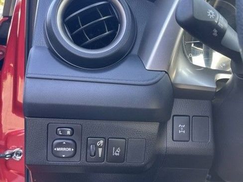 Used 2017 Toyota RAV4 LE AWD/4WD image 9