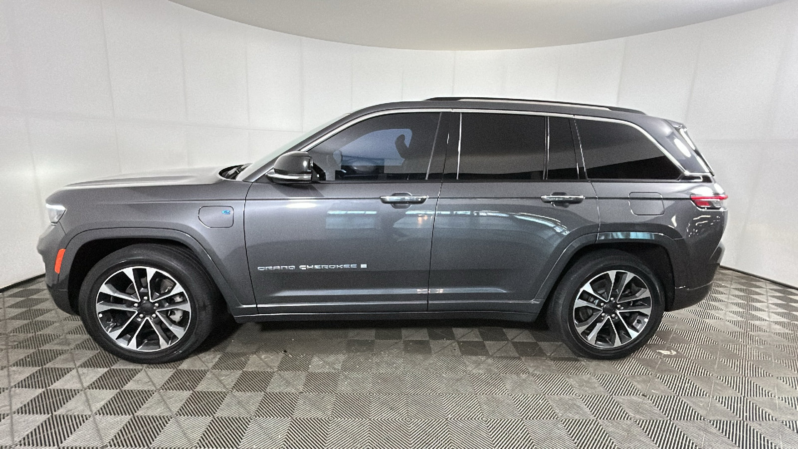 Used 2023 Jeep Grand Cherokee Overland w/ Luxury Tech Group IV AWD/4WD image 7