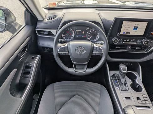 Certified 2025 Toyota Highlander LE FWD image 27