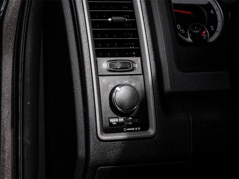 Used 2018 RAM 2500 Tradesman w/ Chrome Appearance Group image 25