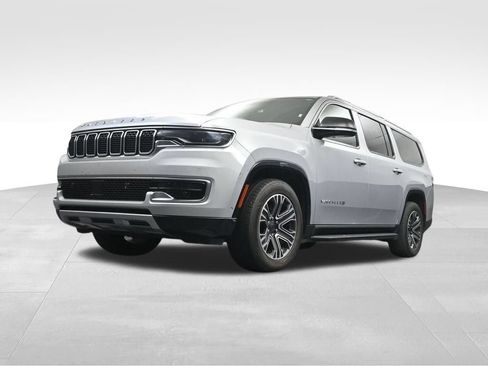 Used 2024 Jeep Wagoneer L Series II w/ Flexible Seating Group AWD/4WD image 9