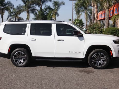 Used 2023 Jeep Wagoneer 4WD w/ Premium Group I image 10