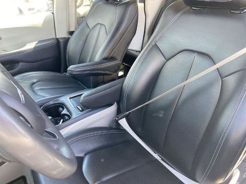 Used 2023 Chrysler Pacifica Touring-L FWD image 14