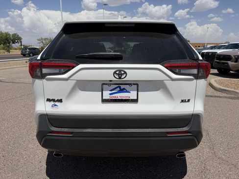 Used 2019 Toyota RAV4 XLE Premium w/ Carpet Mat Package FWD image 4
