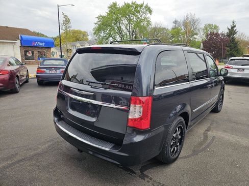Used 2014 Chrysler Town & Country Touring FWD image 11