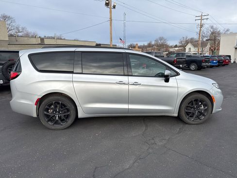 Used 2023 Chrysler Pacifica Touring-L w/ S Appearance Package image 8