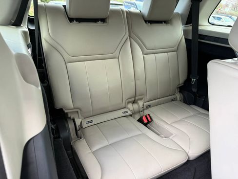 Used 2017 Land Rover Discovery HSE image 28