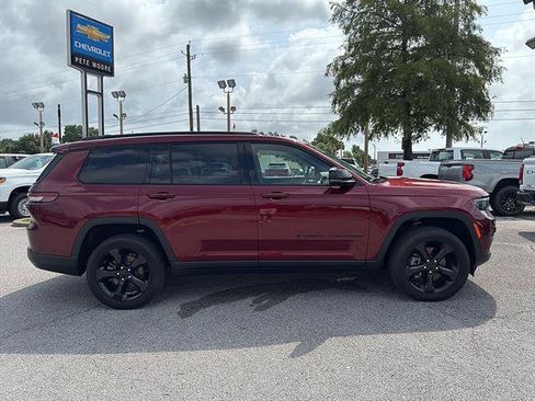 Used 2024 Jeep Grand Cherokee L Limited w/ Black Appearance Package AWD/4WD image 4