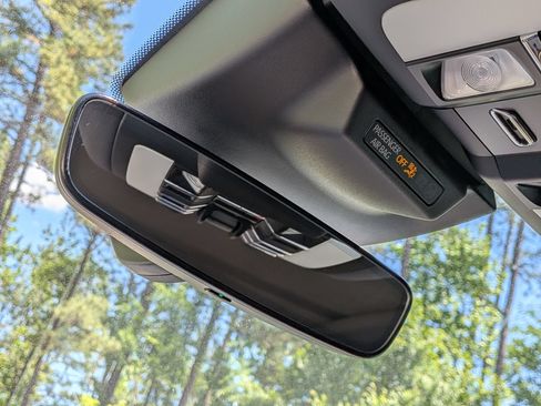 Certified 2025 Porsche Macan AWD/4WD image 19