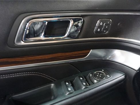 Used 2018 Ford Explorer Limited FWD image 3
