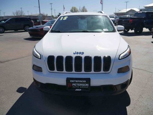Used 2018 Jeep Cherokee Latitude Plus AWD/4WD image 2