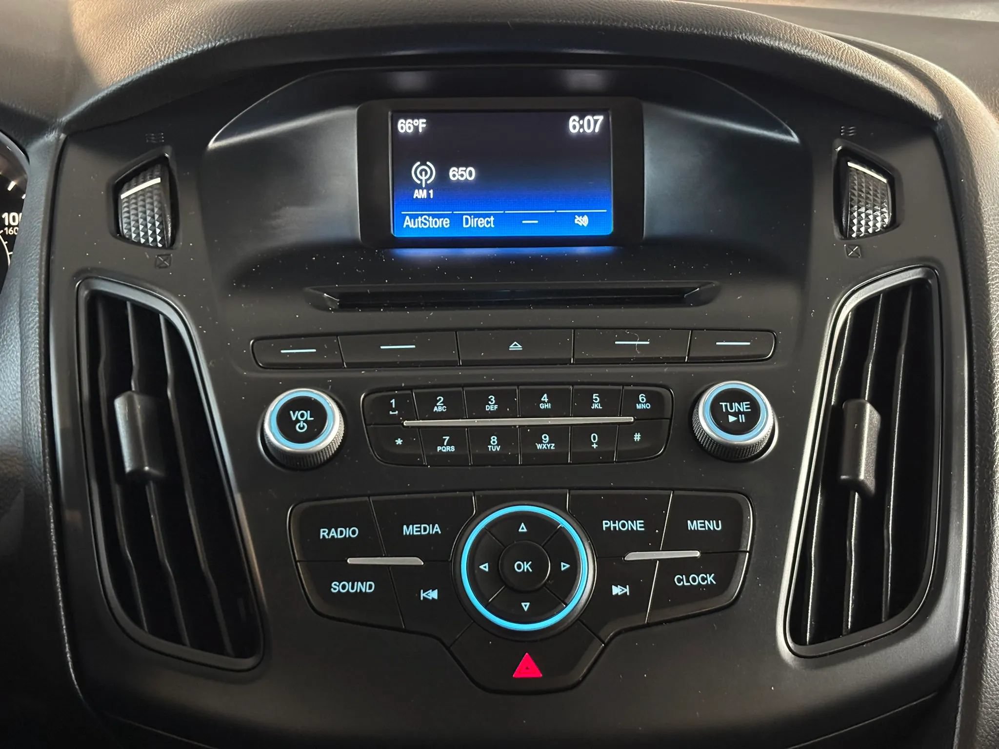 Used 2016 Ford Focus SE w/ SE Cold Weather Package FWD image 27