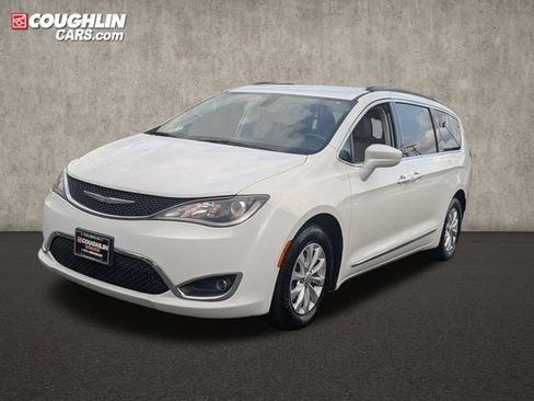 Used 2017 Chrysler Pacifica Touring-L FWD image 3