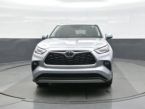 Used 2025 Toyota Highlander Platinum image 2