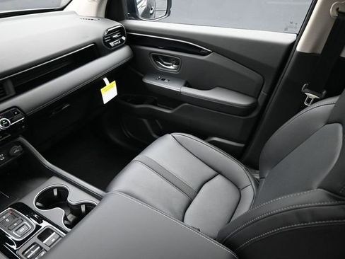 Used 2025 Honda Pilot Touring image 11