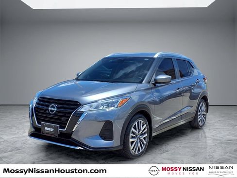 Used 2022 Nissan Kicks SV FWD image 2