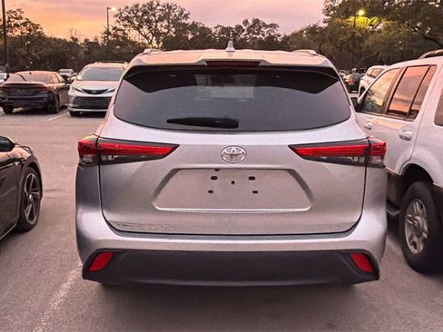 Used 2023 Toyota Highlander XLE image 6