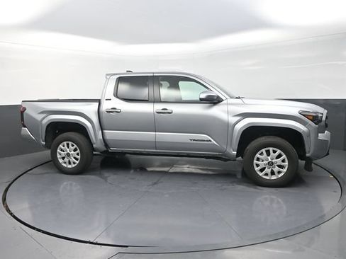 Used 2025 Toyota Tacoma SR5 AWD/4WD image 24