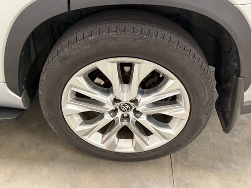 Used 2022 Toyota Highlander Limited image 3