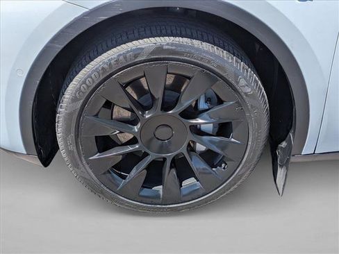 Used 2022 Tesla Model Y Long Range AWD/4WD image 24