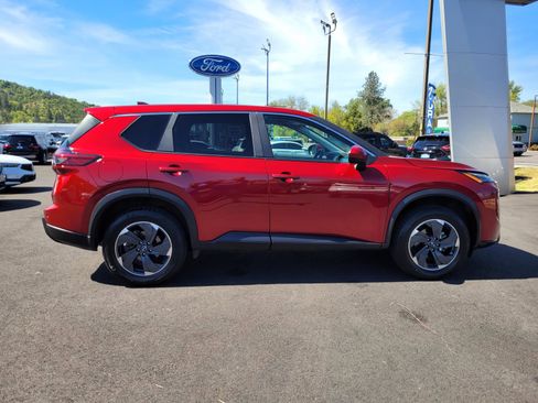 Used 2025 Nissan Rogue SV AWD/4WD image 4