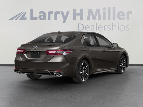 Used 2018 Toyota Camry XSE FWD image 2