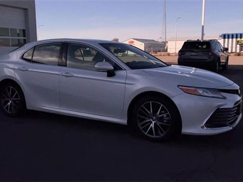 Used 2024 Toyota Camry XLE image 3