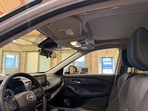 Used 2025 Nissan Rogue SV image 12