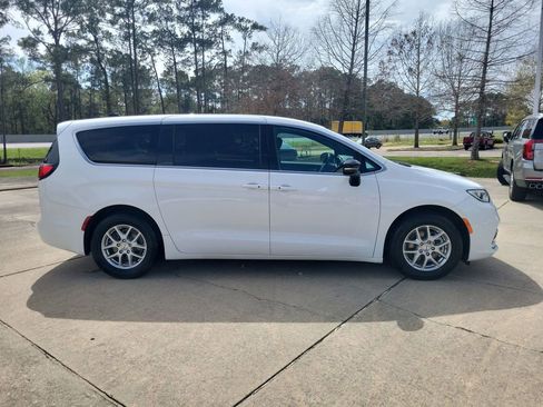 Used 2025 Chrysler Pacifica Select image 9