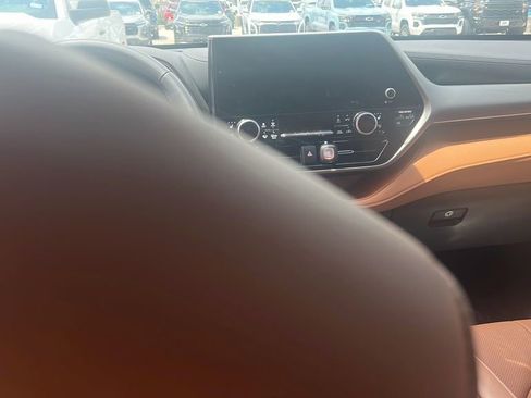 Used 2025 Toyota Highlander Platinum AWD/4WD image 8