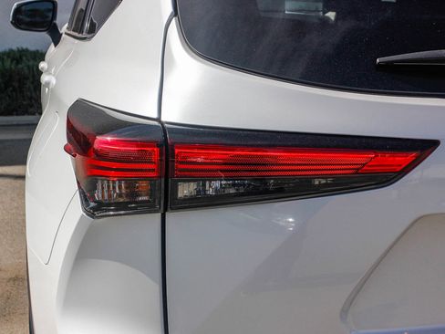 Used 2022 Toyota Highlander XLE image 9