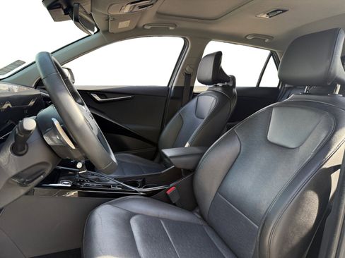 Used 2024 Kia Niro SX image 9